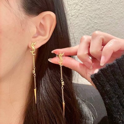 新款 Ysl圣罗兰耳钉 美丽永远敌不过经典 黄金时期的香奈就是最经典 也是最有味道的 女人独立优雅魅力知性复古奢华不繁复 Ysl经典百搭 简约不简单 925银针