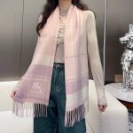 Burberry 巴宝莉出口订单尾货说实话 设计非常简单 但那经典刺绣战马的点缀就是让围巾显得非常高级优雅 高端围巾设计向来都很简约但就是超Nice 日常非常实