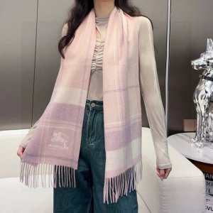 Burberry 巴宝莉出口订单尾货说实话 设计非常简单 但那经典刺绣战马的点缀就是让围巾显得非常高级优雅 高端围巾设计向来都很简约但就是超Nice 日常非常实