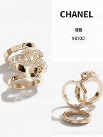 香25P浅金双C菱格纹戒指三件套 标志性的菱格纹简洁又很有质感很 有Coco Crush珠宝系列的气质 戒指一套包含三个单戴叠戴都好看 三件套自由搭配戒指:叠戴
