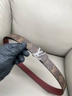 特 3.0宽度 老花荔枝纹本款 Lv Initiales 腰带以经典 Monogram 帆布和纯色牛皮革分饰两面，烘托 Lv 字母搭扣的瞩目光华，与皮具系列单品