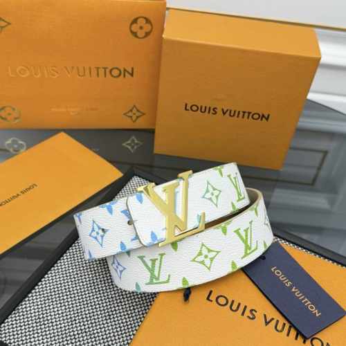 m4009 款号 Flower 双面腰带取材 Monogram 涂层帆布，借背面皮革的 Lv Flower 压纹彰显 Pharrell Williams 设计的