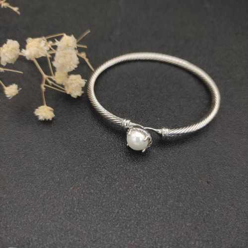 david Yurman 3Mm珍珠主人手镯。有17Cm和19Cm两个尺寸。建议适合佩戴的手围15-18Cm 编号Dysz-159、Dysz-