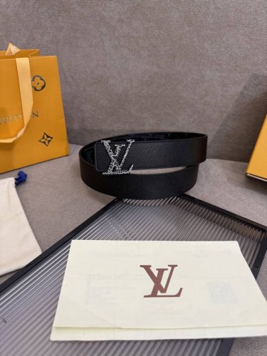 lv男士新款皮带寬度4Cm 訂製帆布面料飾有全新的圖案效果 颜色纯正 衬托進口小牛皮配色底 搭配精緻的字母搭扣 手感极佳 顶级 搭配原单扣150