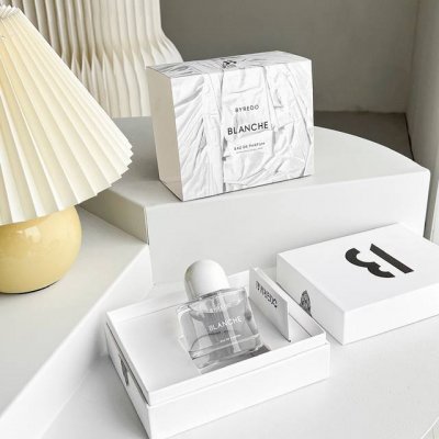 专柜品质 byredo白色浪漫限量款来袭Blanche 100Ml 初闻这款香是在地铁上 远远的飘来一股干净的皂香味 没有其他感觉就只有干净到极致心情 所有雾霾