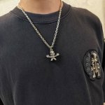 新款 专柜品质 Chrome Hearts克罗心复古十字架项链 骷髅头吊坠 凹凸造型不同的花纹设计风格 呈现出与众不同 十字架 童军花是克罗心的志 所以更经久不