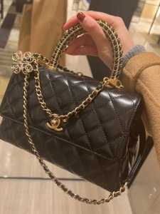 我们出品 Zp4550，量大咨询客Fu 香 爱心四叶草胸针 万年经典款系列每一季度必入的爱心系列！是心动的感觉，先自留啦！很有气质的设计，整体爱心尾部是有弧度的
