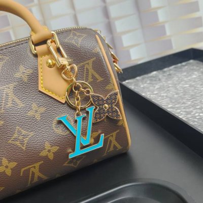 M69008新款 经典老花配蓝色花卉 S批Ring Street 包饰与钥匙扣选用 Monogram 帆布与金属件等多元材质，舒展经典 Monogram 花卉与