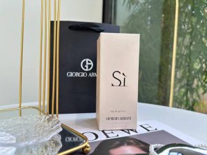专柜品质 阿玛尼经典Si挚爱 Ml 凯特布兰切特代言Si不是没有道理的 优雅，坚韧，独立，阿玛尼想要通过香水传递的理念 被她毫无保留地展现出来 香调：花香苷苔调