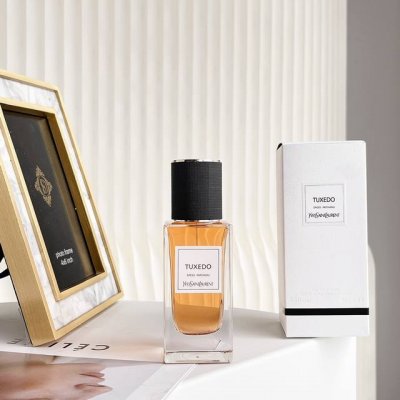 专柜品质 圣罗兰高定衣典-Tuexdo西装 吸烟装 前调:紫罗兰叶，香柠檬，芫荽 中调:玫瑰，铃兰，胡椒 后调:龙涎香，广藿香，香草 初闻是很强烈的烟熏感，之所