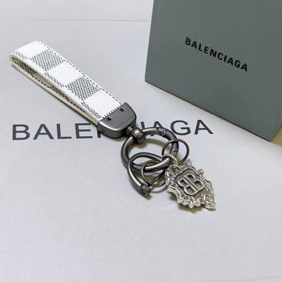新品发布 巴黎世家包包挂饰钥匙扣 巴黎世家钥匙扣 最新款包包挂饰档次更高明星同款 经典款联名设计理念钥匙扣系列 细节对版做旧处理 非市面亮面版型 这款一直在出