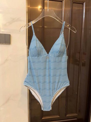 特 p dior迪奥吊带V领连体泳衣 性感女神适合多种场景的游泳衣 海边 游泳池 温泉 水上乐园 漂流都可以内搭外穿也完全可以 面料 透气舒适 速干弹性的游泳衣