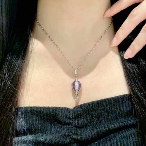 Louisvuitton以 经典花纹图案设计 双花 款设计方式吊坠Lv品牌标志设计，经典标志理念、演绎典雅也流行项链．时尚潮流百搭款．非常抢眼显白、专柜同款 黄