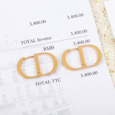 高品质 细节如图 Dior字母光面耳钉 超美 怎么搭配怎么好看一致致Zp黄铜订制 复古金属色调增添了一丝帅气 字母的细腻程度分分钟比Zp还要好 简直太完美了一定