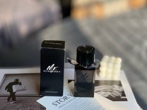 高端品质 Mr Burberry Indigo巴宝莉先生靛蓝男士淡香2018年上市的香与原版不同的是这款香水通体使用了普兰色延续了巴宝莉先生的领结设计，相比原版
