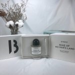 专柜品质 百瑞德Byredo 无人区玫瑰50Ml~单纯说香，无人区玫瑰是一种整整被玫瑰汁子包裹的香水，从前调单刀直入的玫瑰和胡椒来看，就能感觉到它的醇粹和直率，