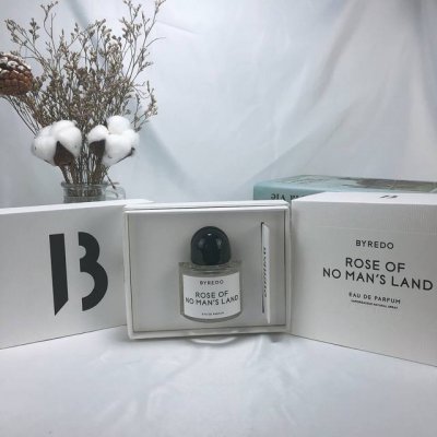 专柜品质 百瑞德Byredo 无人区玫瑰50Ml~单纯说香，无人区玫瑰是一种整整被玫瑰汁子包裹的香水，从前调单刀直入的玫瑰和胡椒来看，就能感觉到它的醇粹和直率，