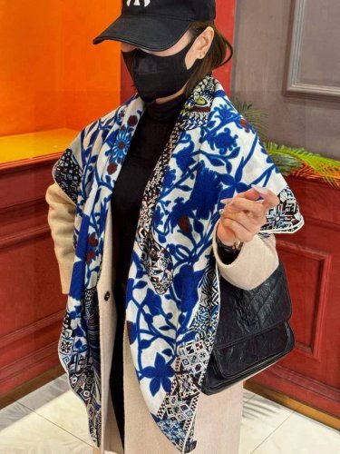 羊绒新款买了都说好看推荐爱马仕双面同色羊绒方巾 美洲豹与蜂鸟双面同色140 顶级工艺超值爱马仕专柜爆款立体呈现图案纹路实物档次极高特殊工艺高端研发惊艳问世特殊尖