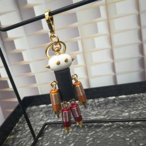 p90-Prada这款 Saffiano 牛皮质钥匙圈标有 Prada 徽标，精致美观。 ● Saffiano 牛皮革材质 ● Prada 徽标 .钩扣和开口环