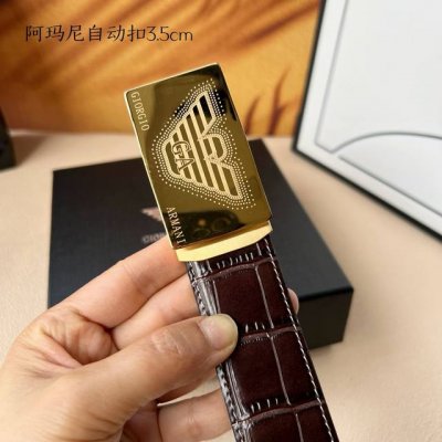 特 品牌： 阿玛尼 新款进口小牛皮，手感细腻柔软。搭配纯钢自动精品钢扣，宽度：3.5Cm