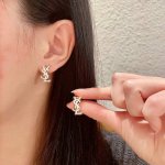 新款 Ysl圣罗兰耳钉 美丽永远敌不过经典 黄金时期的香奈就是最经典．也是最有味道的 女人独立优雅魅力知性复古奢华不繁复 Ysl经典百搭 简约不简单！925银针