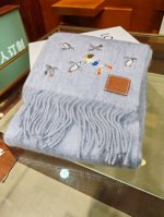 罗意威马海毛 Loewe和日本陶瓷艺术家sunafujita联名绝美冰川蓝配上小企鹅和潜水员像在海洋里畅游，童趣十足，太可爱了。围巾超级蓬松的马海毛 很是适合冬