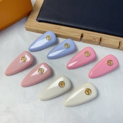 lv路易威登 驴牌发夹 亚克力简约Logo边夹刘海夹压夹日常精致小单品 气质百搭小仙女必入单品 宝藏款 闭眼入推荐款 一对