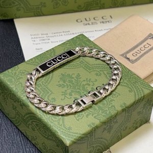 古驰新品手链出炉 Gucci古驰手链最新款的经典款 精致无论款式 质感 都是绝对的顶尖Feel 只要看一眼就懂了 认准花纹Logo链身 原版Logo 超 Nic