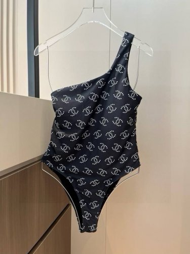 Chanel 香奈儿连体泳衣 适合多种场景的游泳衣♀海边 游泳池 温泉 水上乐园 漂流都可以内搭也完全可以 连体设计遮肉显高挑 腹部有点肉肉也不影响咱美美的 背