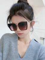 tr偏光系列 Lv大框太阳镜墨镜经典的方框设计，不挑脸型，无论搭配大衣还是连衣裙都非常显气质偏光镜片预防紫外线 型号：型号：L822