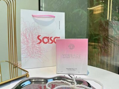 专柜品质 Versace范思哲粉钻 别一听少女香就怕太嫩 从18到30都可以轻松驾驭 这款范思哲晶钻 甜而不腻 像赫本一样优雅范儿十足 迷人高贵又纯又欲 女孩和