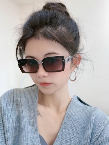 Tr偏光系列 Lv大框太阳镜墨镜经典的方框设计，不挑脸型，无论搭配大衣还是连衣裙都非常显气质偏光镜片预防紫外线 型号：型号：L6771