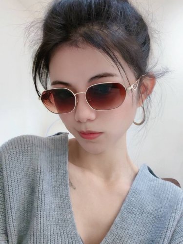 prada 普拉达 2025新款太阳眼镜 界级大师制造..最新 高档 潮流时尚百搭男款百搭瘦脸太阳镜 高品质 ！型号： 40