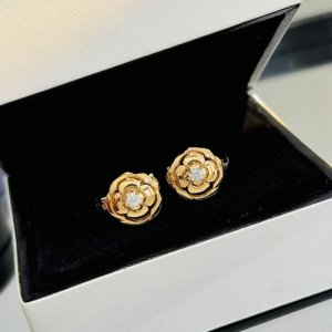 A2566 小香 Bouton De Camelia 系列 山茶花 光面 耳拍 依然以标志性的 山茶花 为灵感。新作运用白金和钻石的简单搭配，由三层圆润的钻石花