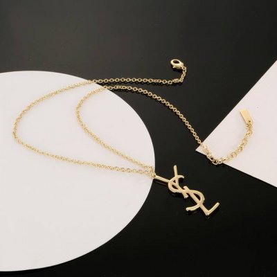 圣罗兰Ysl 项链经典奢侈 时尚百搭 犹如酒会礼服一般，绚烂多姿。经典 最具个性魅力象征永远的不变的情怀，代表着经典和永恒 ！秉承圣罗兰的传统 特别的闪~项链