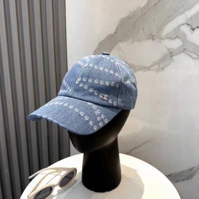 新款香奈儿Chanel2025P高版本牛仔棒球帽，有浅蓝色和深蓝色两种款式。选用优质牛仔面料，质地坚韧且富有质感，佩戴舒适。帽身印有精致的白色圆环图案，并搭配品
