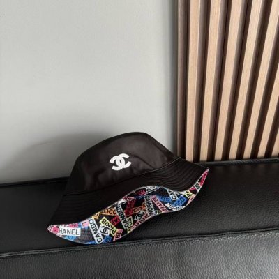 跑量 珠片Logo帽 一款渔夫帽一款棒球帽可用于搭配不同的着装两款都是四季适用 外层是100棉 帽型挺括佩戴舒适透气 以施华洛珍珠法式刺绣点缀于帽身格纹衬里充满