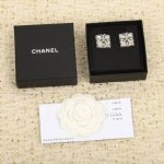 我们出品 Zp7540 量大咨询客Fu 必入爆款 Ch Nel白方块树脂双C耳钉 看似简单 实际非常重工 报废了3批货 我们一致致Z批 黄铜材质 每个字母的棱棱