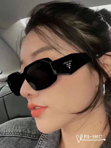 prada-普拉达 . 宝丽来树脂镜片 . Tr镜架轻便佩戴舒适 . Size：65-13-145 . 新款太阳镜减轻强光负担，明星同款，遮挡有害光线防辐射，出