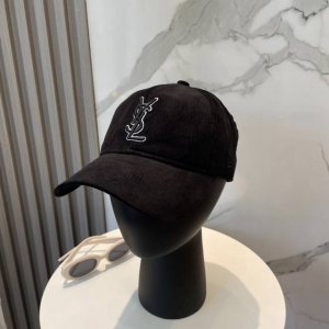 Ysl圣罗兰 字母刺绣灯芯绒棒球帽 韩系风 一款简单休闲风的棒球帽 是牛仔的款式 减龄百搭 适配度很高 简单随性~ 字母刺绣部分也很精细 出街拍照拗造型非常加分