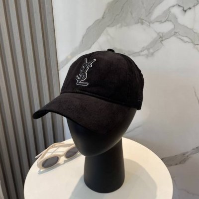 Ysl圣罗兰 字母刺绣灯芯绒棒球帽 韩系风 一款简单休闲风的棒球帽 是牛仔的款式 减龄百搭 适配度很高 简单随性~ 字母刺绣部分也很精细 出街拍照拗造型非常加分