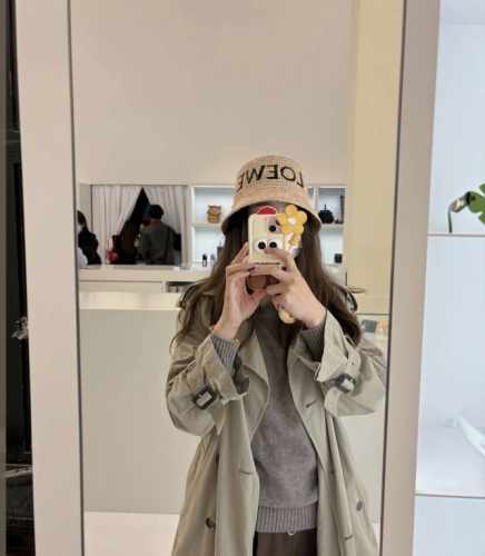 loewe 罗意威 春夏新品草编帽 升级版今年重工提升采用进口细小拉菲草 编织而成 ， 买过拉菲草帽的宝们应该都知拉菲草材料越细成本就越贵。 进口拉菲草草帽 标