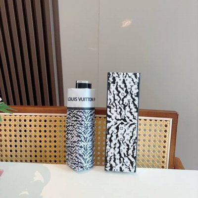 Louis Vuitton 路易威登 五折伞 热卖款 时尚指数爆表 不论晴天雨天使用都相得益彰 拥有它感受风从身体经过的感觉 留下沁人的芬芳 时尚达人必备哦 原