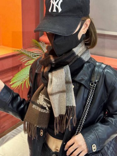 重磅推荐巴宝莉 新品 情侣款 羊绒围巾臻选上乘的山羊绒纤维，耗时耗力，再以清泉水浸泡涤荡，使羊绒纤维呈现出独特的蓬松质感，手感才如此细腻，采用轻缩绒工艺，才有奢