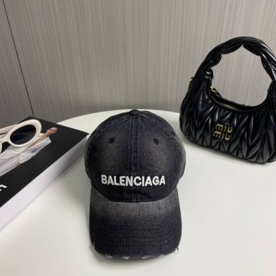 balenciaga巴黎世家新款洗水牛仔棒球帽，很酷的色系，男女佩戴都有不同Style，第一批抢先出货！巴黎粉必入款！