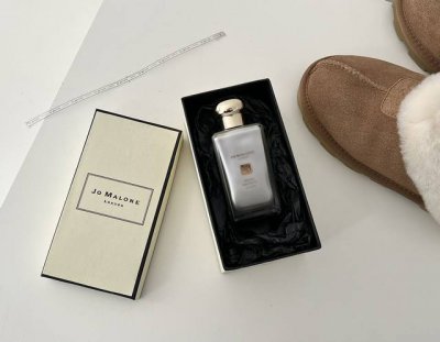 专柜品质 祖马龙月下玫瑰 实拍，周末福利独家发售肯定没Fh，因为国内Zg还都没有，速度收吧绝美 开瓶之际是木兰清冷的香气, 像是温柔浪漫的银色月光，包裹着玫瑰花
