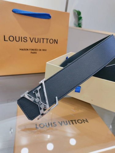 l0Uis Vuitt0N Lv 男士专柜品质腰帶 寬度40毫米 配置精钢字母搭扣 扣头可随意搭配 皮质柔软 手感细腻舒适 顶级 原单140
