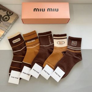 配包装 一盒5双 Miumiu 缪缪 高品质超级爆款网红中筒袜子Ins明星网红推荐火爆至极纯棉材质，轻薄柔软透气，四季通用，欧美大牌街头必备