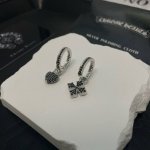 新款 专柜品质 Chrome Hearts 克罗心十字镶黑钻Ab款耳钉 进口电镀工艺 精工 正品开模潮流时尚必备 男女均可佩戴 情侣款同款 摇滚朋克泰银风格 复