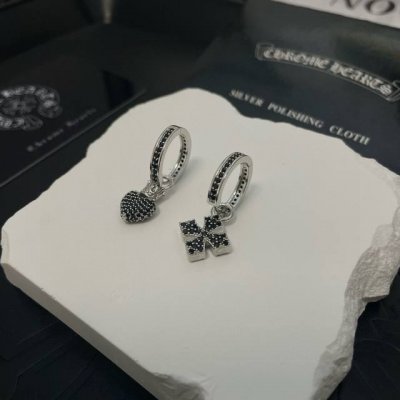 新款 专柜品质 Chrome Hearts 克罗心十字镶黑钻Ab款耳钉 进口电镀工艺 精工 正品开模潮流时尚必备 男女均可佩戴 情侣款同款 摇滚朋克泰银风格 复